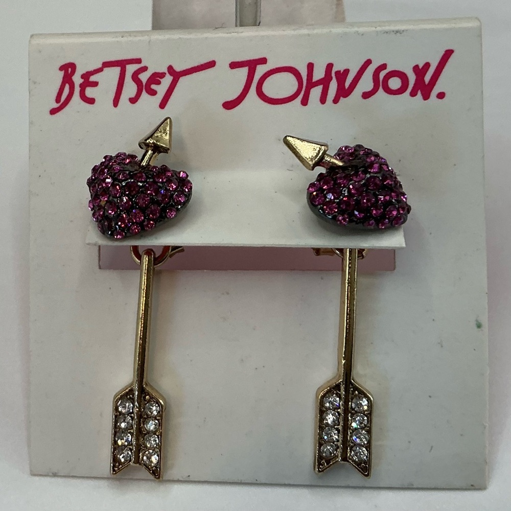 BETSEY JOHNSON PINK GOLD TONE ARROW AND HEART PIERCED EARRINGS NWT
